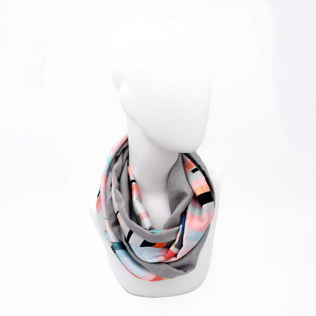 PEARL GREY:  Ανάλαφρο Infinity φουλάρι σατεν, βισκοζ, με abstract stripes pattern