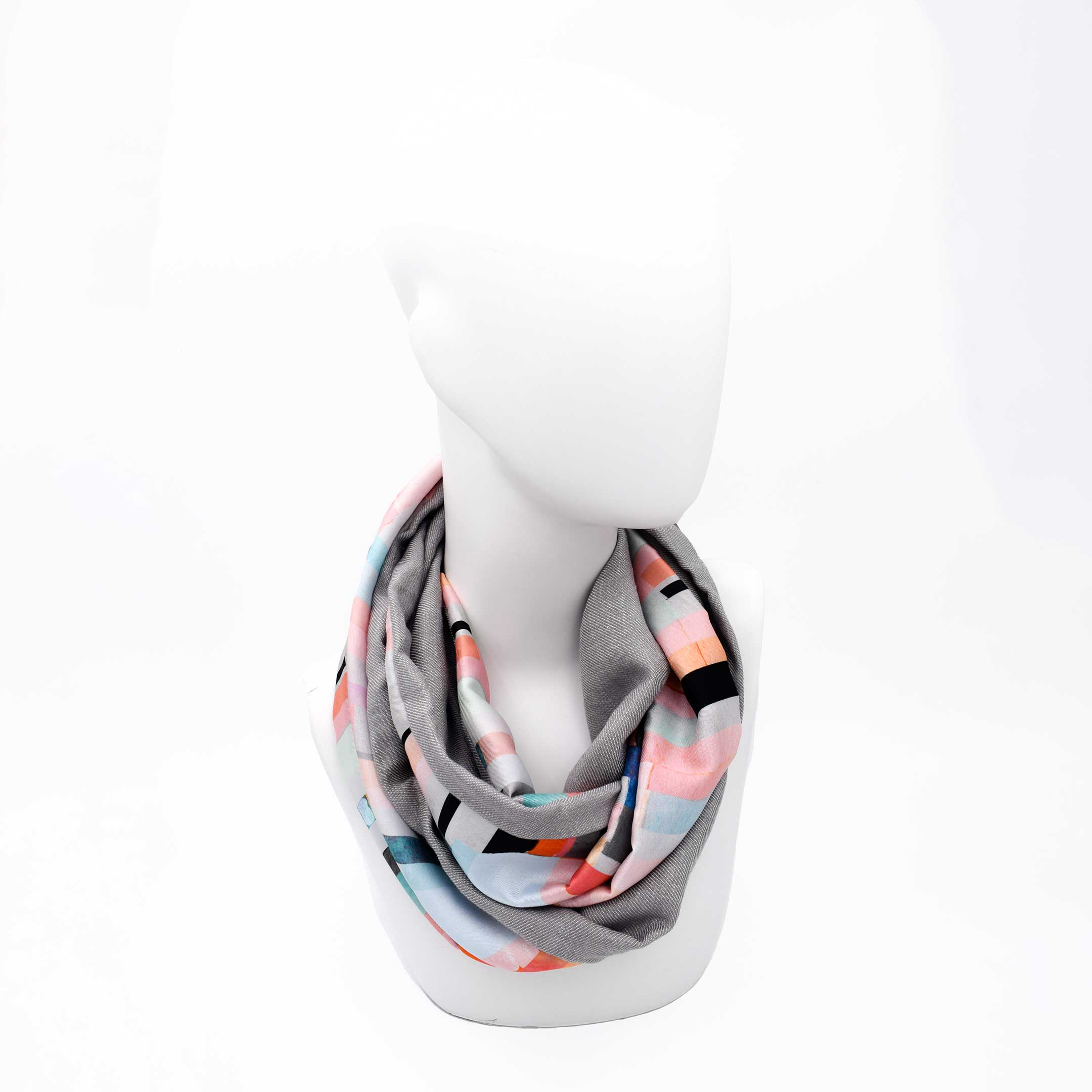 PEARL GREY:  Ανάλαφρο Infinity φουλάρι σατεν, βισκοζ, με abstract stripes pattern