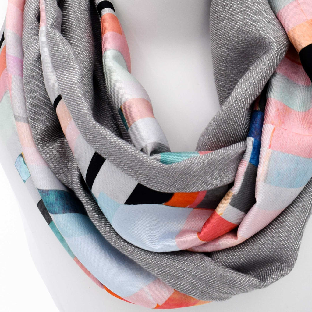 PEARL GREY:  Ανάλαφρο Infinity φουλάρι σατεν, βισκοζ, με abstract stripes pattern