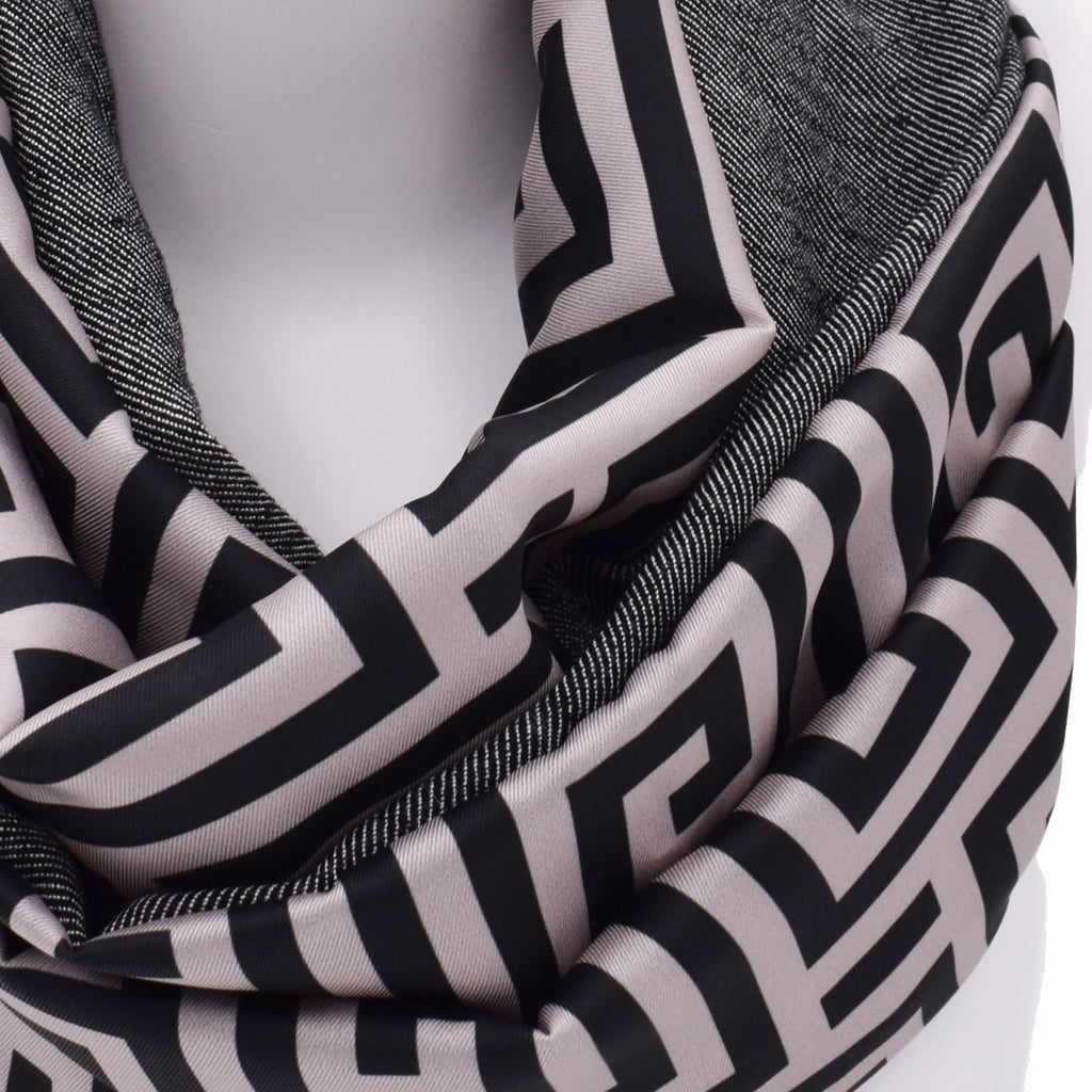 SAFFRON BEIGE BLACK: Ανάλαφρο Infinity φουλάρι σατεν, βισκοζ, με pattern greek key