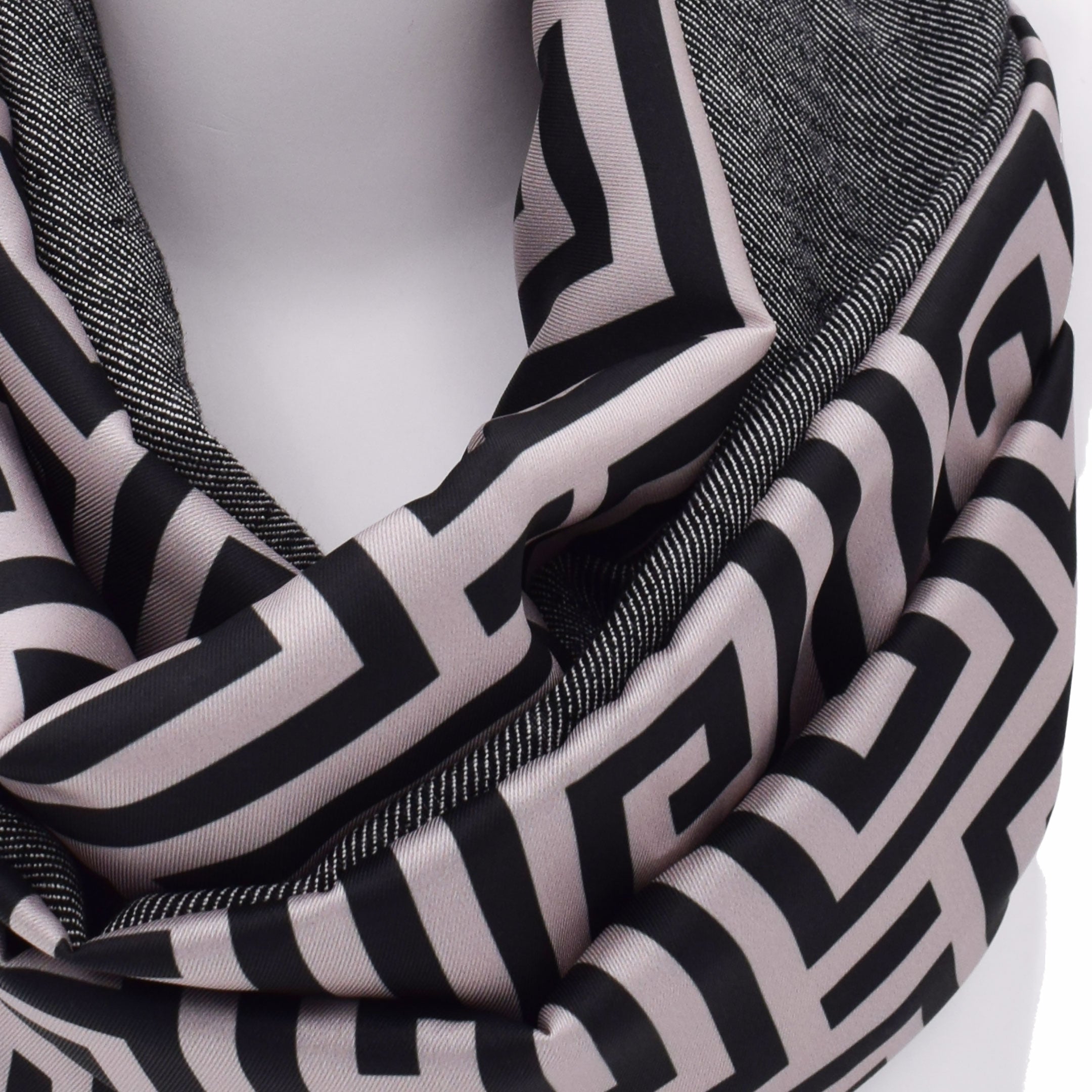 SAFFRON BEIGE BLACK: Ανάλαφρο Infinity φουλάρι σατεν, βισκοζ, με pattern greek key