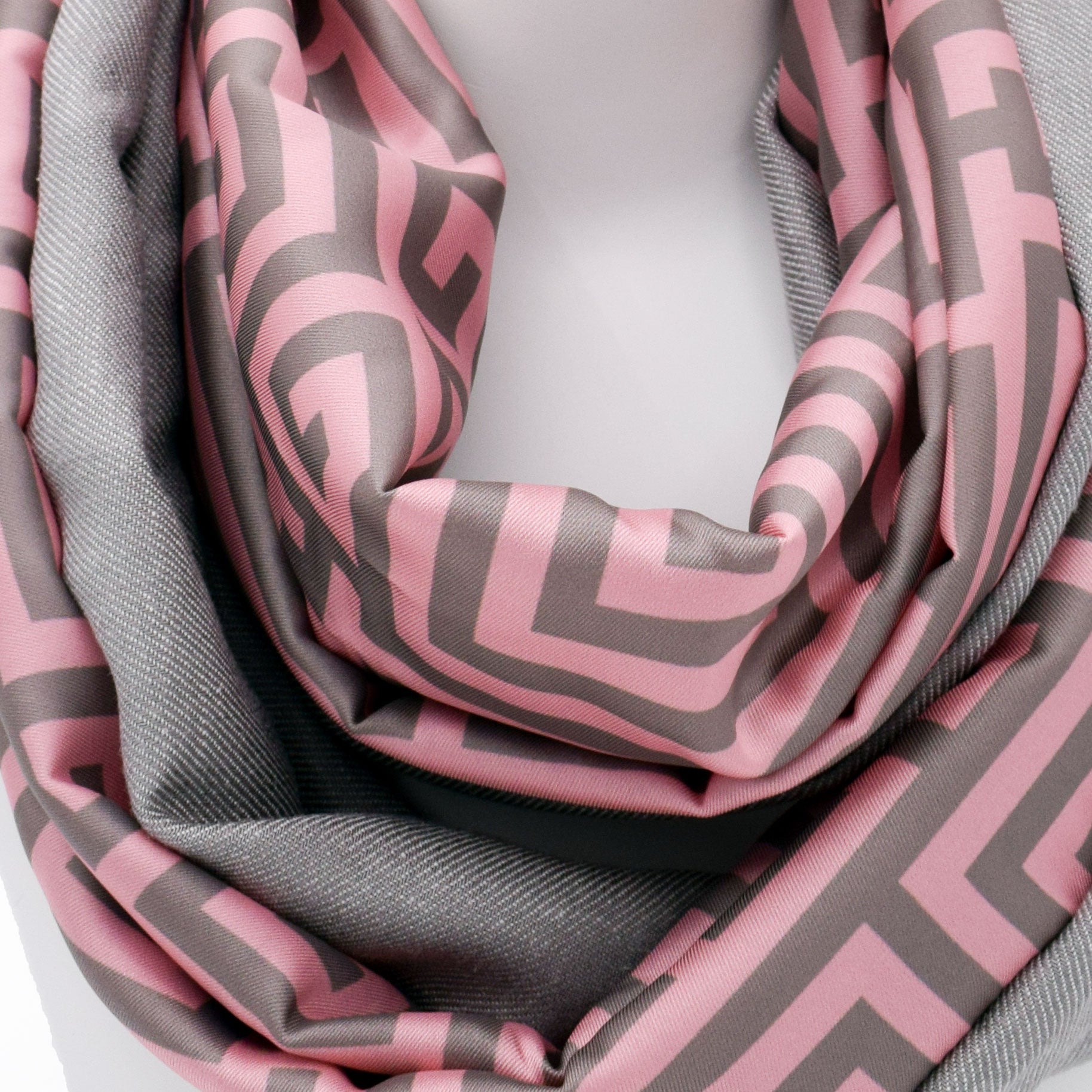 SAFFRON ROSE GREY: Ανάλαφρο Infinity φουλάρι σατεν, βισκοζ, με pattern Greek key