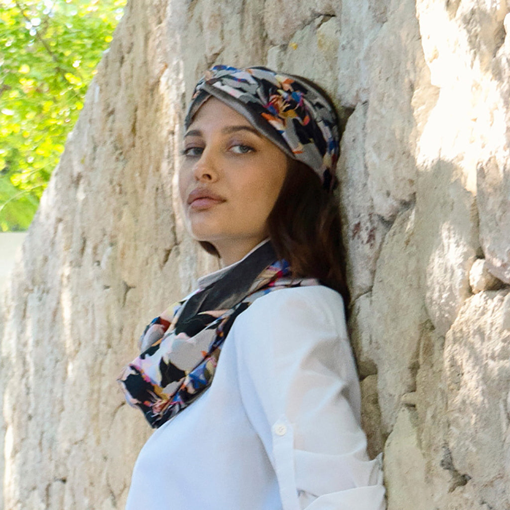 Malvina Infinity φουλάρι διπλής όψης με μεγάλα λουλούδια σε γκρι, κοβάλτιο και μαύρο, με γκρι βελούδο – VinD.gr