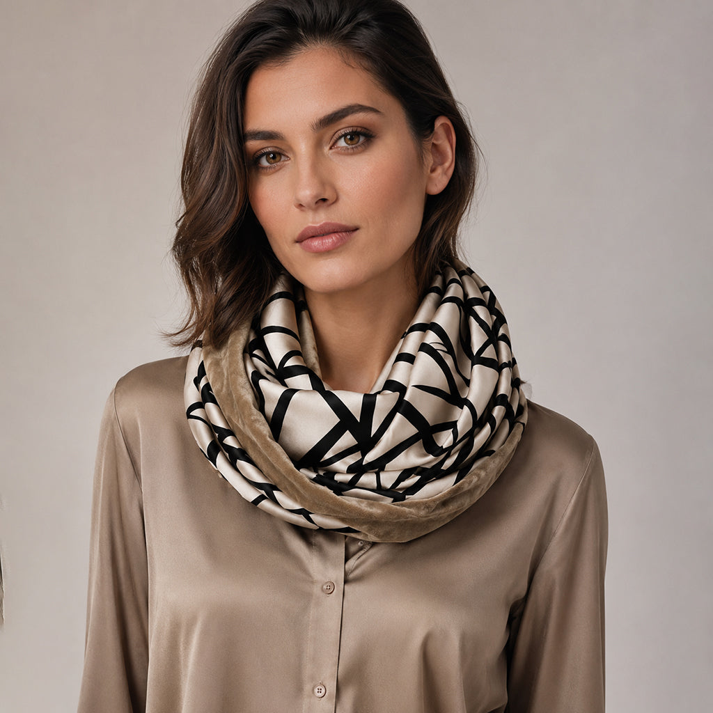 Giraffe print σε γκρι και μαύρο του Infinity φουλαριού NERINA GREY
