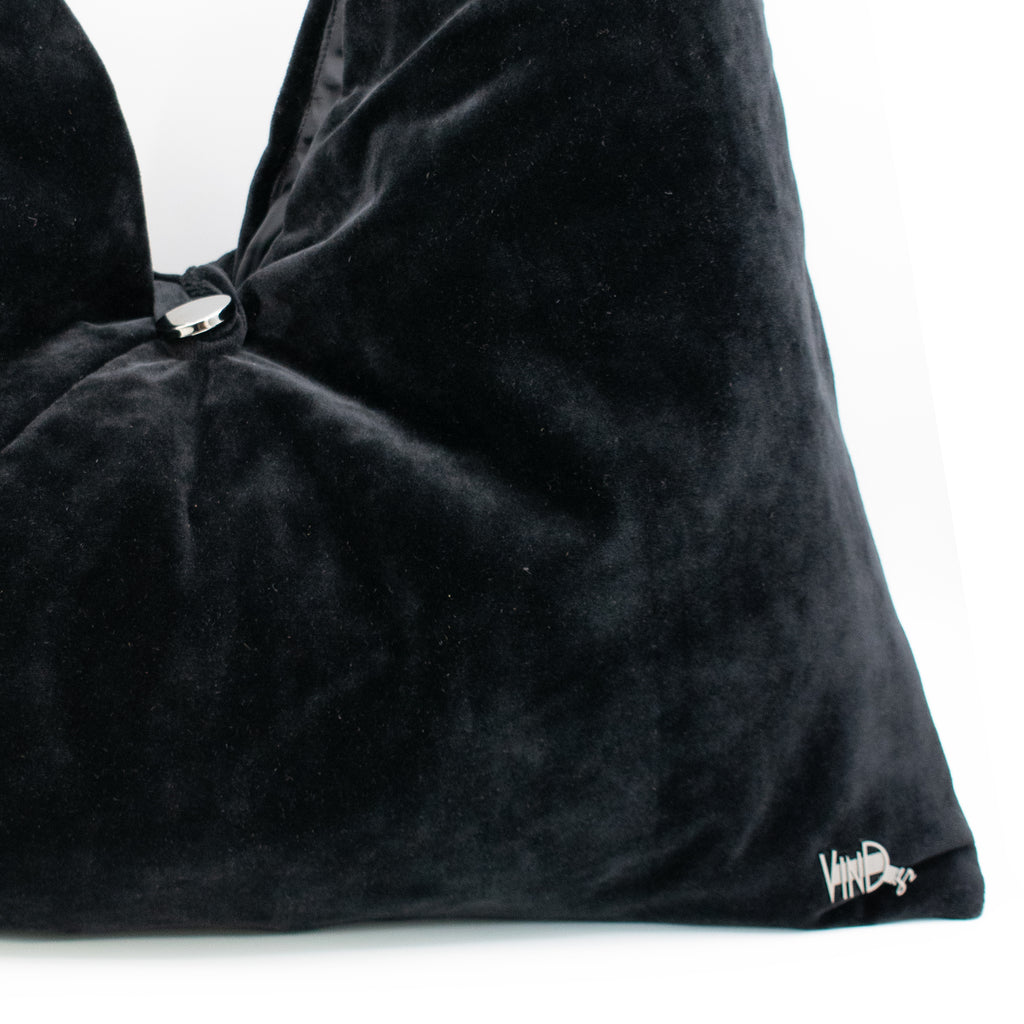 OVERSIZED μαύρη βελούδινη τσάντα shopper σε λευκό φόντο