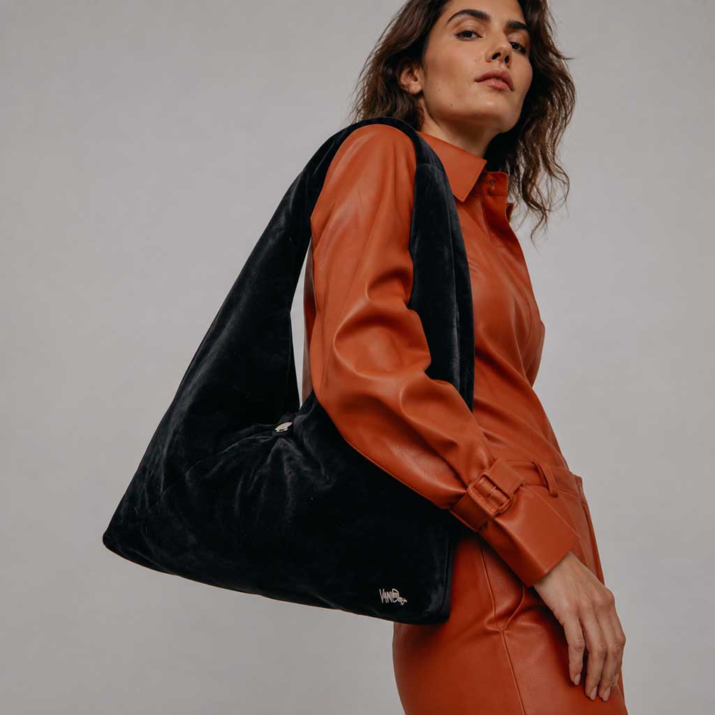 OVERSIZED μαύρη χειροποίητη βελούδινη τσάντα ώμου φορεμένη από μοντέλο