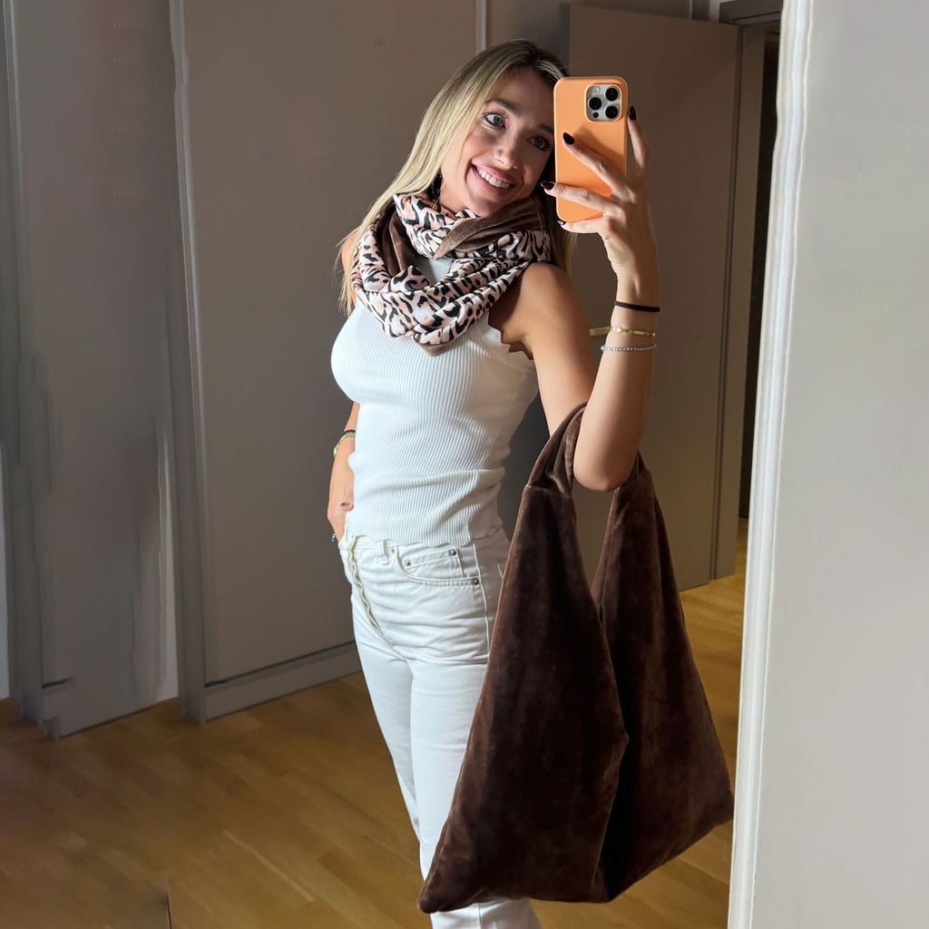 OVERSIZED μπορντό χειροποίητη βελούδινη τσάντα ώμου φορεμένη από μοντέλο