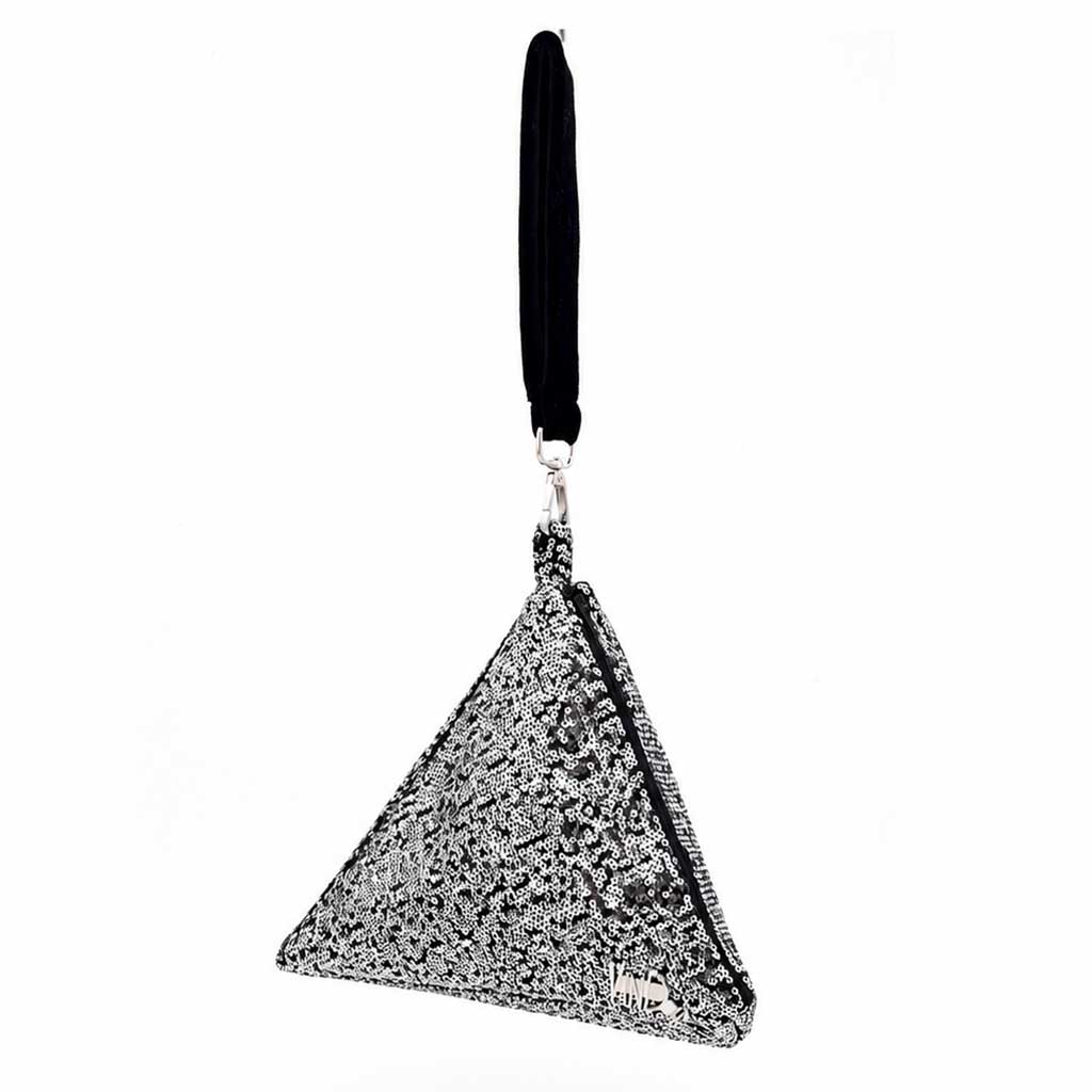 PYRAMID ασημί χειροποίητη τσάντα με παγιέτες και κρόσσια φορεμένη στον καρπό