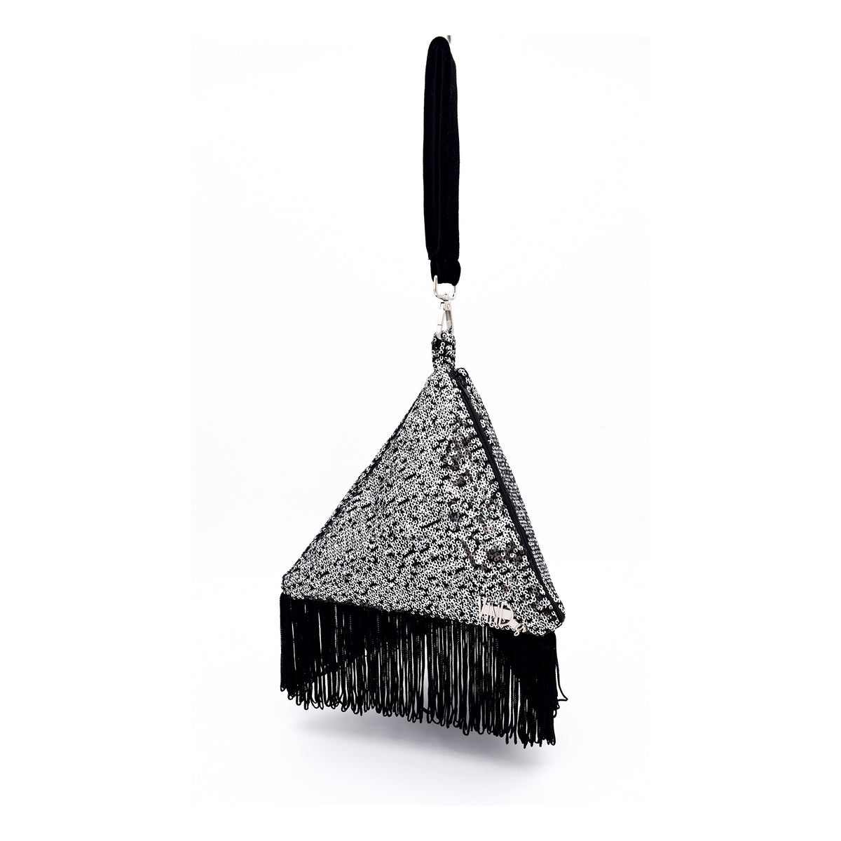 PYRAMID ασημί χειροποίητη τσάντα με παγιέτες και κρόσσια φορεμένη στον καρπό