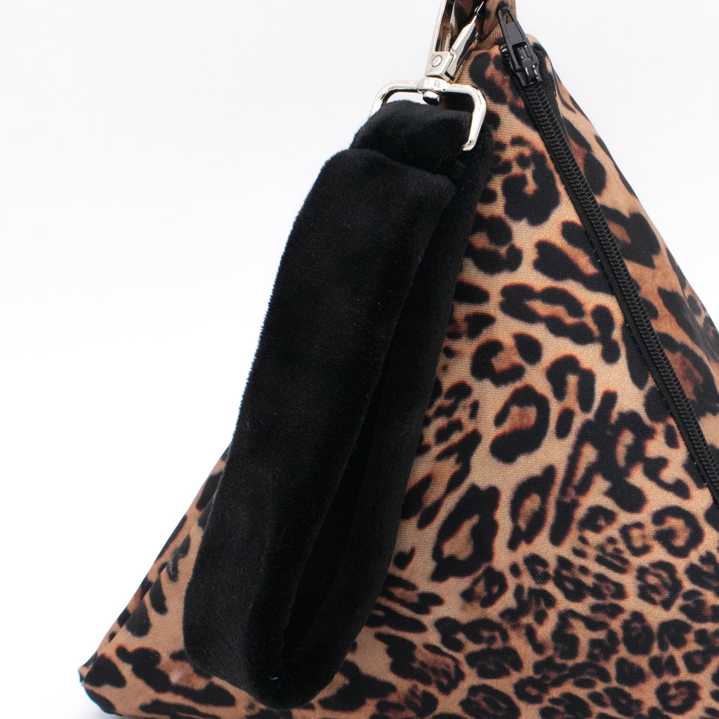 STEPHANIE λεοπάρ σατέν τσαντάκι πυραμίδα σε camel και μαύρο πάνω σε λευκό φόντο