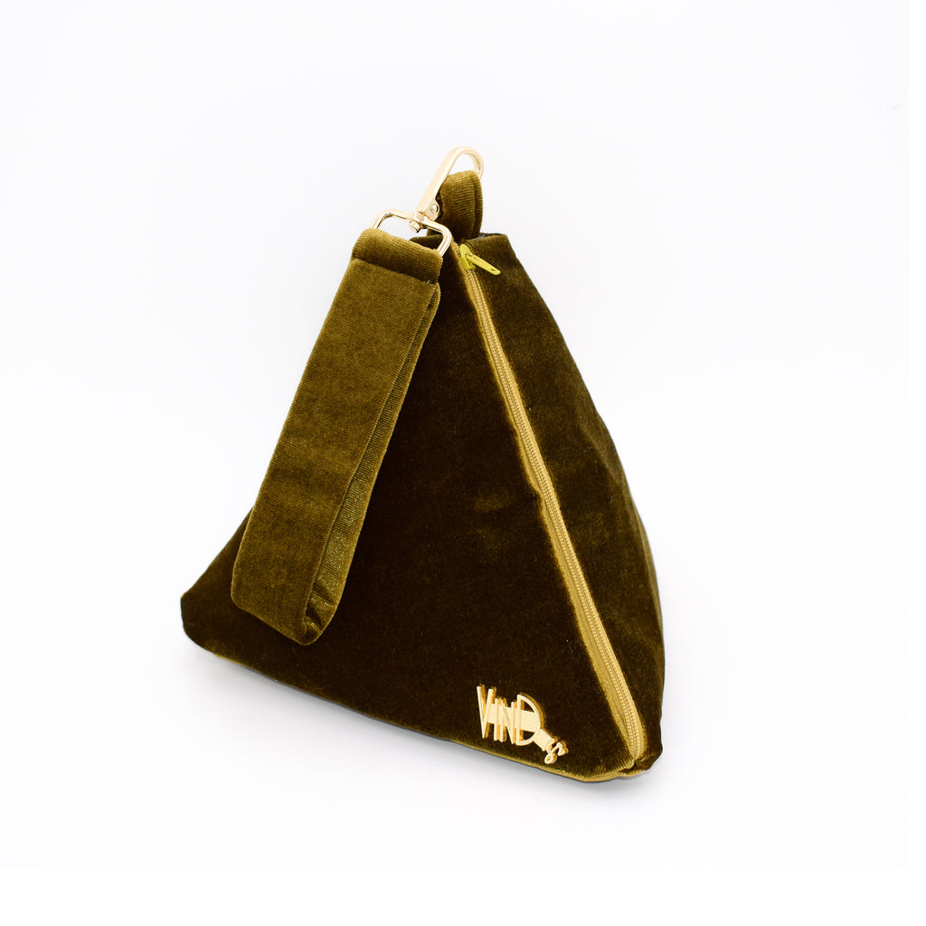 PYRAMID moss green χειροποίητη βελούδινη τσάντα πυραμίδα σε λευκό φόντο