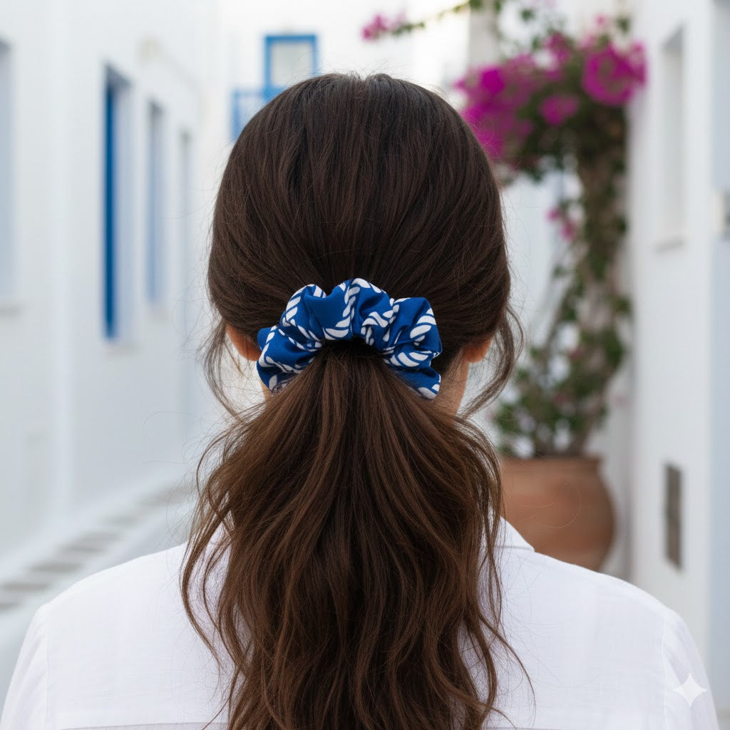 AEGEAN: Εμπριμέ λαστιχάκι μαλλιών scrunchie, σατεν