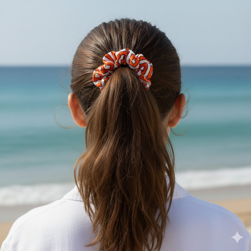 CORA ORANGE: Εμπριμέ λαστιχάκι μαλλιών scrunchie, σατεν