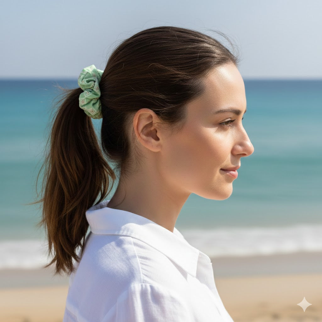 HERMINE PALE GREEN: Εμπριμέ λαστιχάκι μαλλιών scrunchie, σατεν
