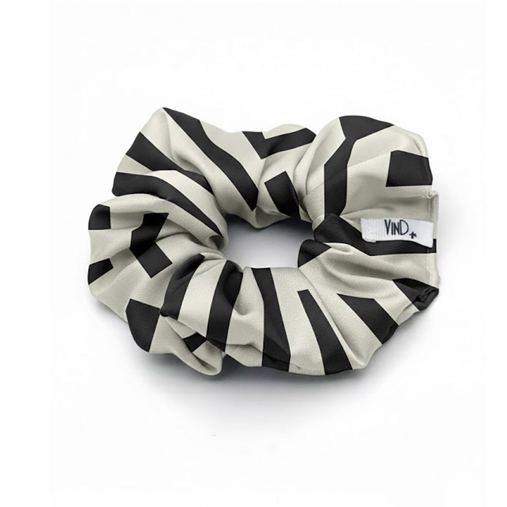 LIVIA BLACK-SAND: Εμπριμέ λαστιχάκι μαλλιών scrunchie, σατεν
