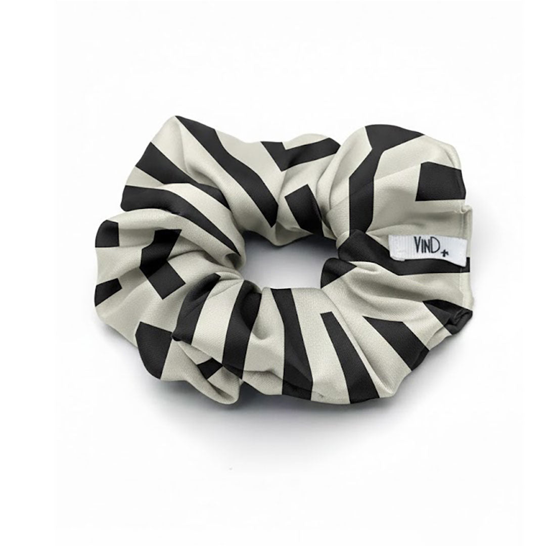 LIVIA BLACK-SAND: Εμπριμέ λαστιχάκι μαλλιών scrunchie, σατεν