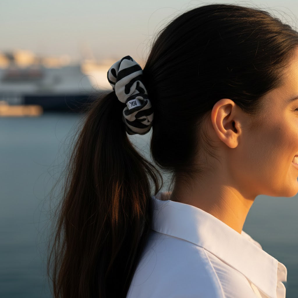 LIVIA BLACK-SAND: Εμπριμέ λαστιχάκι μαλλιών scrunchie, σατεν