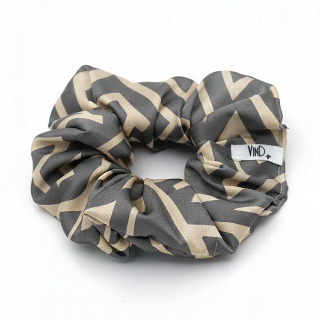 LIVIA GREY LATTE: Εμπριμέ λαστιχάκι μαλλιών scrunchie, σατεν