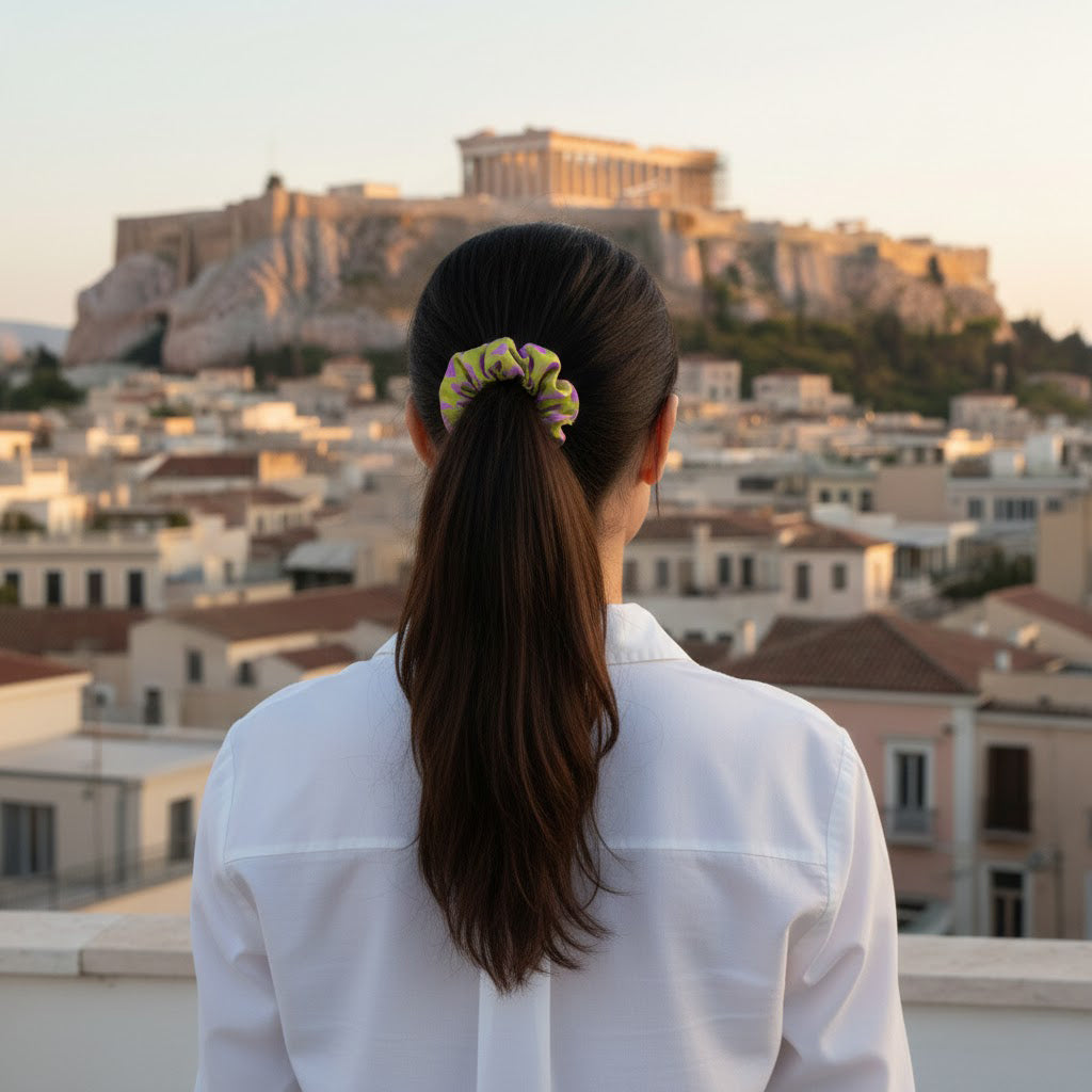 LIVIA LIME: Εμπριμέ λαστιχάκι μαλλιών scrunchie, σατεν