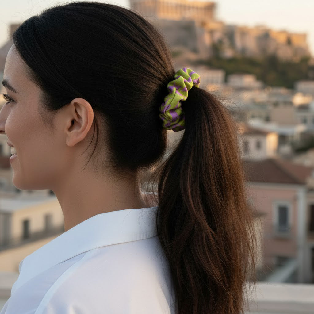 LIVIA LIME: Εμπριμέ λαστιχάκι μαλλιών scrunchie, σατεν