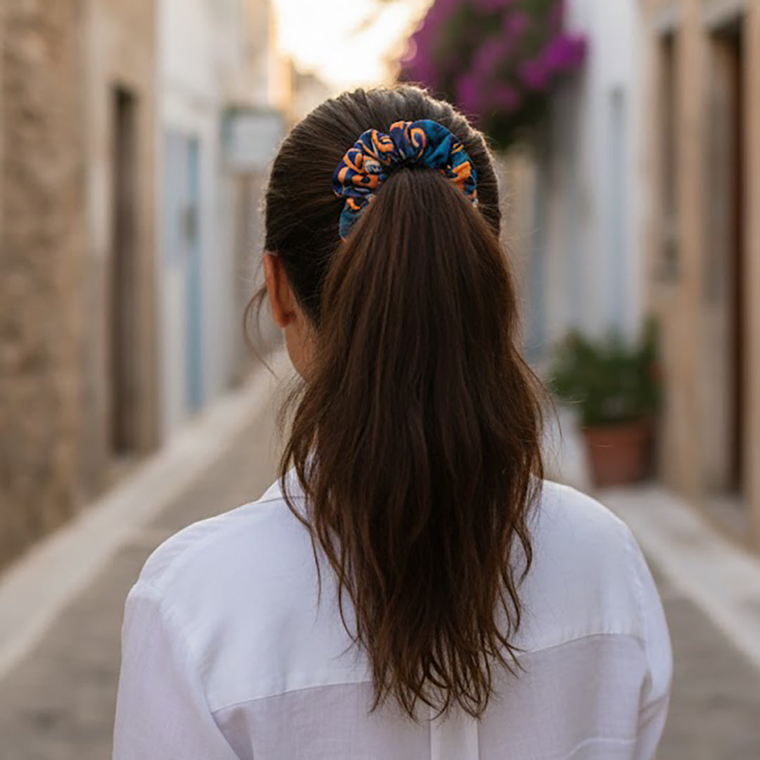 MALAGA: Εμπριμέ λαστιχάκι μαλλιών scrunchie, σατεν