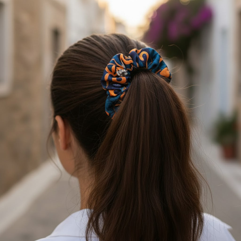 MALAGA: Εμπριμέ λαστιχάκι μαλλιών scrunchie, σατεν