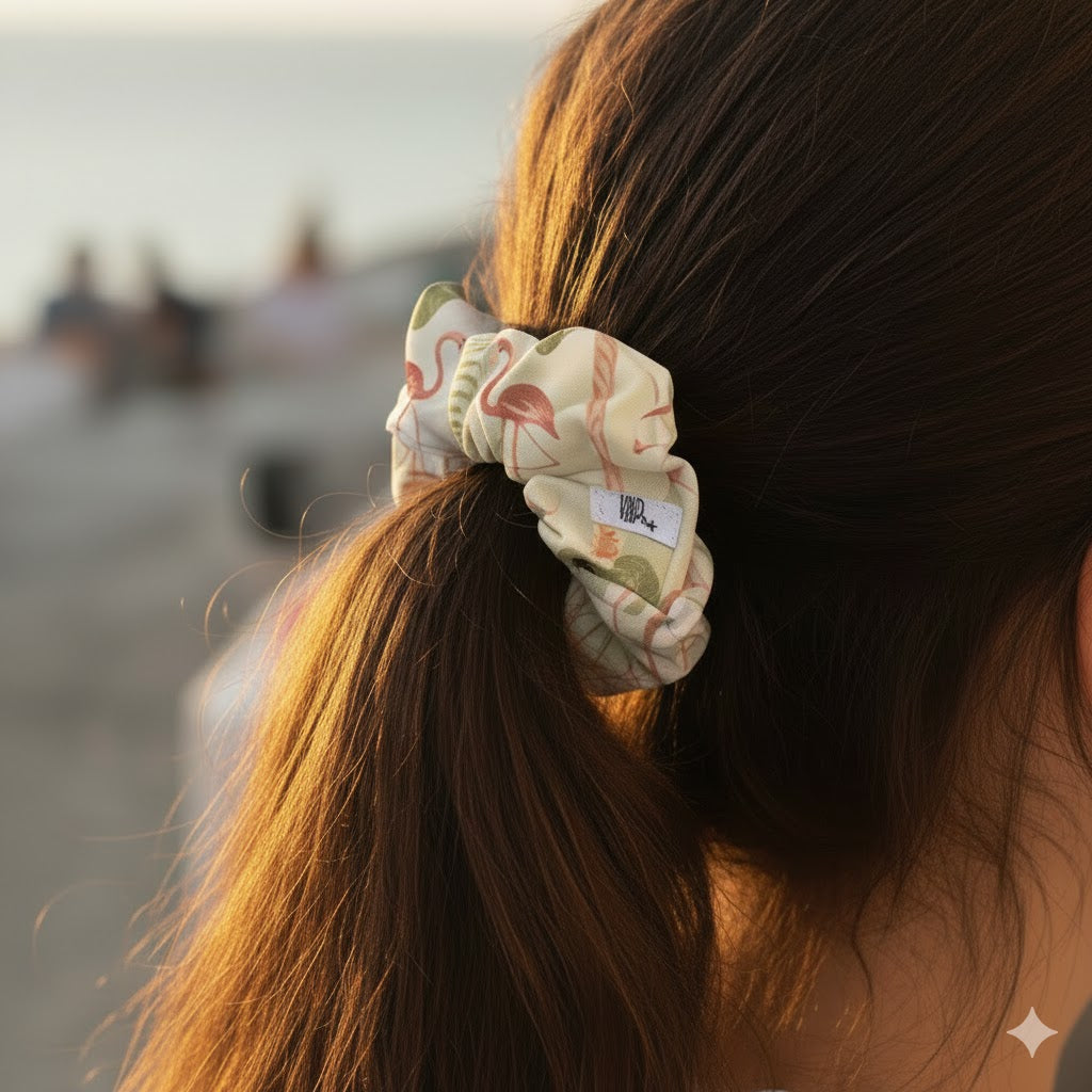 MARBELA: Εμπριμέ λαστιχάκι μαλλιών scrunchie, σατεν