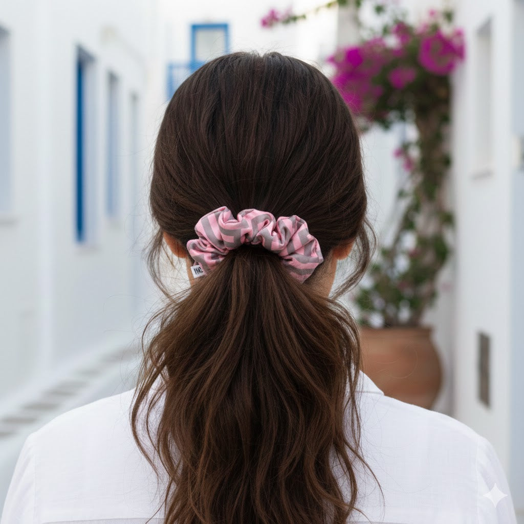 SAFFRON ROSE: Εμπριμέ λαστιχάκι μαλλιών scrunchie, σατεν