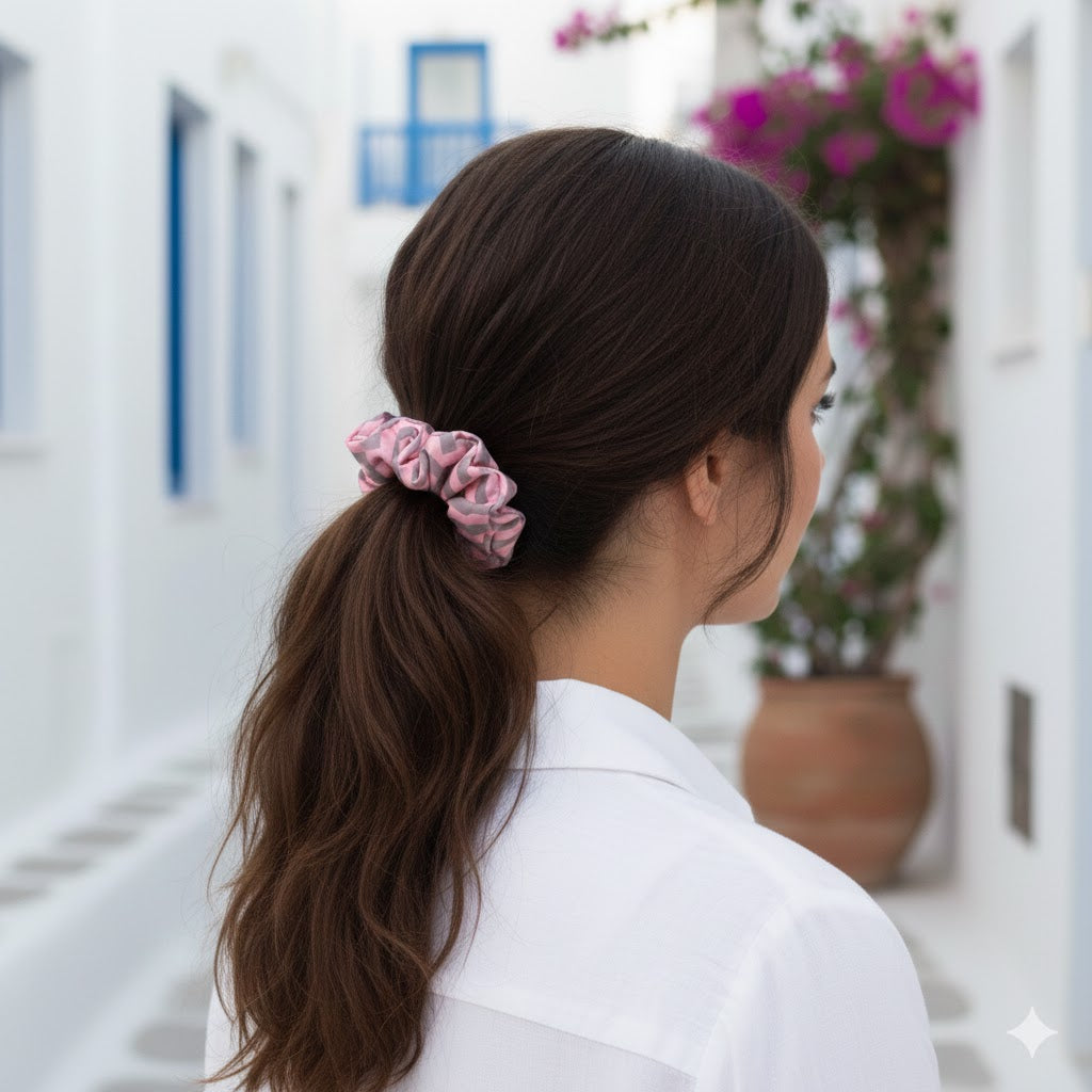 SAFFRON ROSE: Εμπριμέ λαστιχάκι μαλλιών scrunchie, σατεν