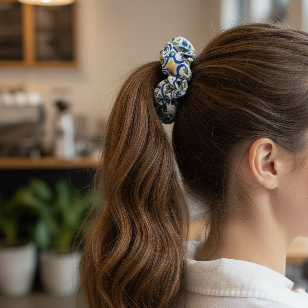 SORENTO: Εμπριμέ λαστιχάκι μαλλιών scrunchie, σατεν