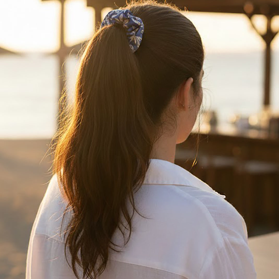 TARIFA: Εμπριμέ λαστιχάκι μαλλιών scrunchie, σατεν