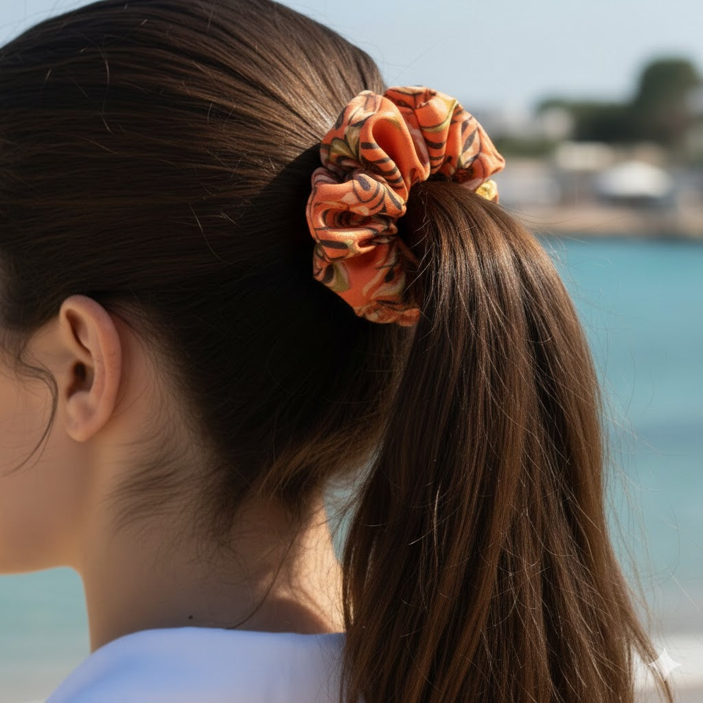 VIRGINIE ORANGE: Εμπριμέ λαστιχάκι μαλλιών scrunchie, τεχνητό μετάξι