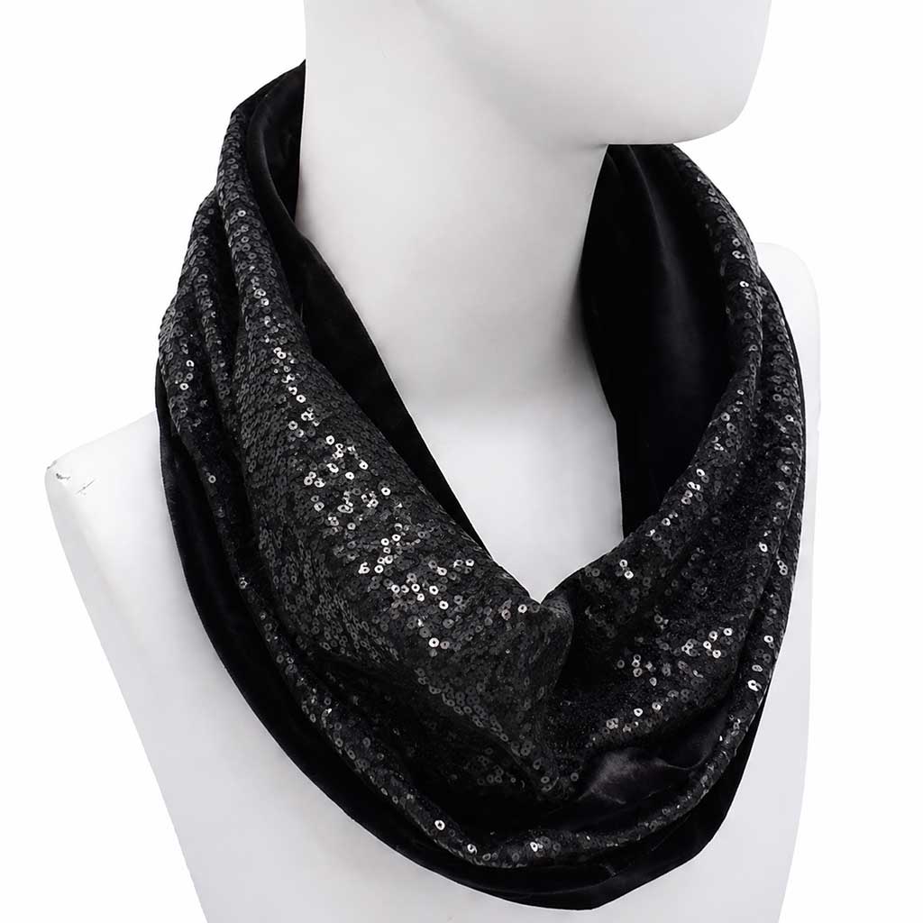 BLACK BLACK Snood φουλάρι φορεμένο γύρω από τον λαιμό