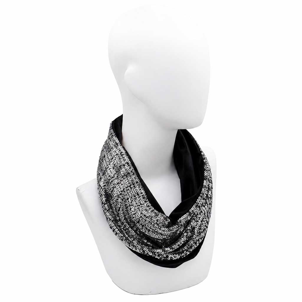 SILVER BLACK Snood φουλάρι φορεμένο γύρω από τον λαιμό