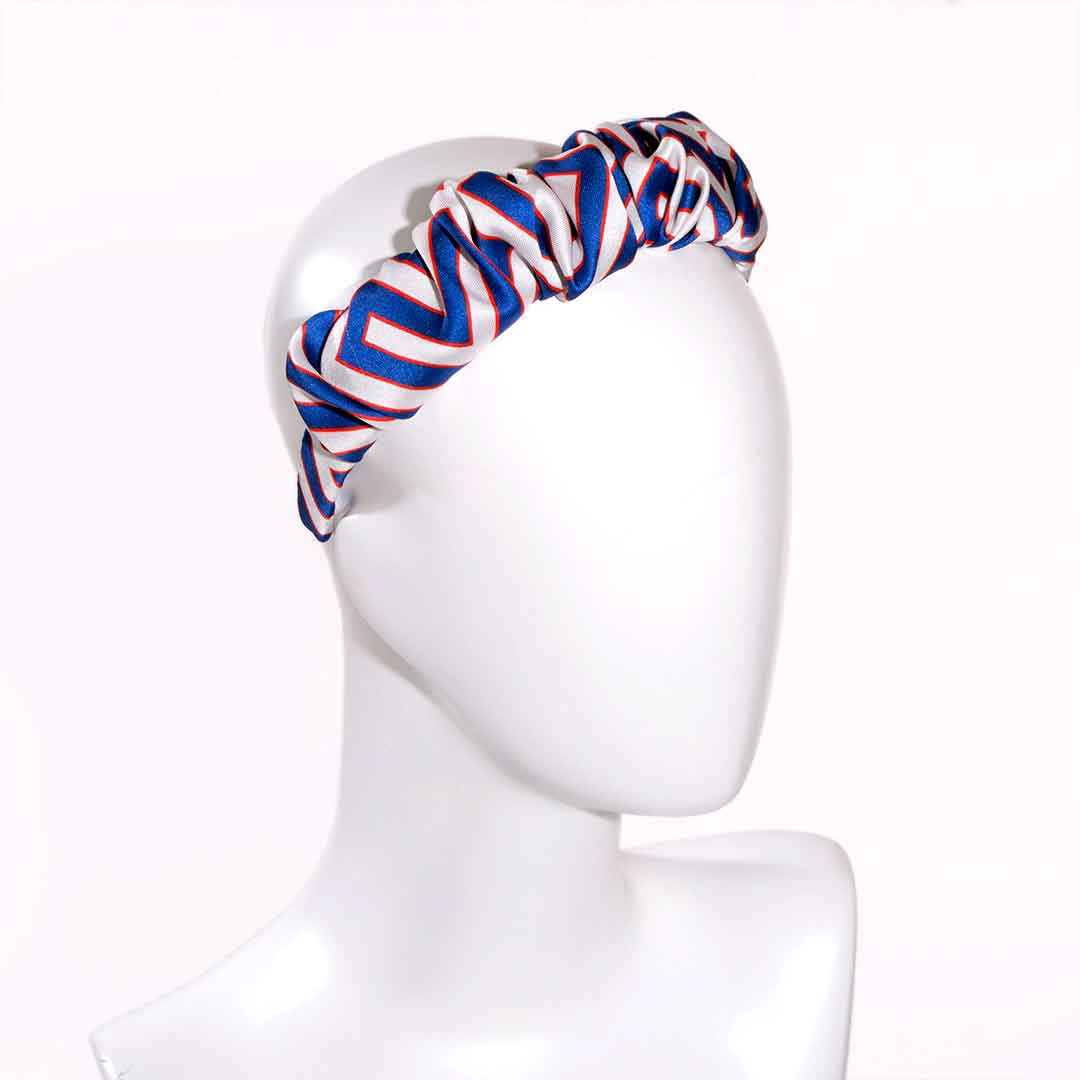 CORA COBALT: Χειροποίητη στέκα, σατεν, με maze pattern σε white-royal.
