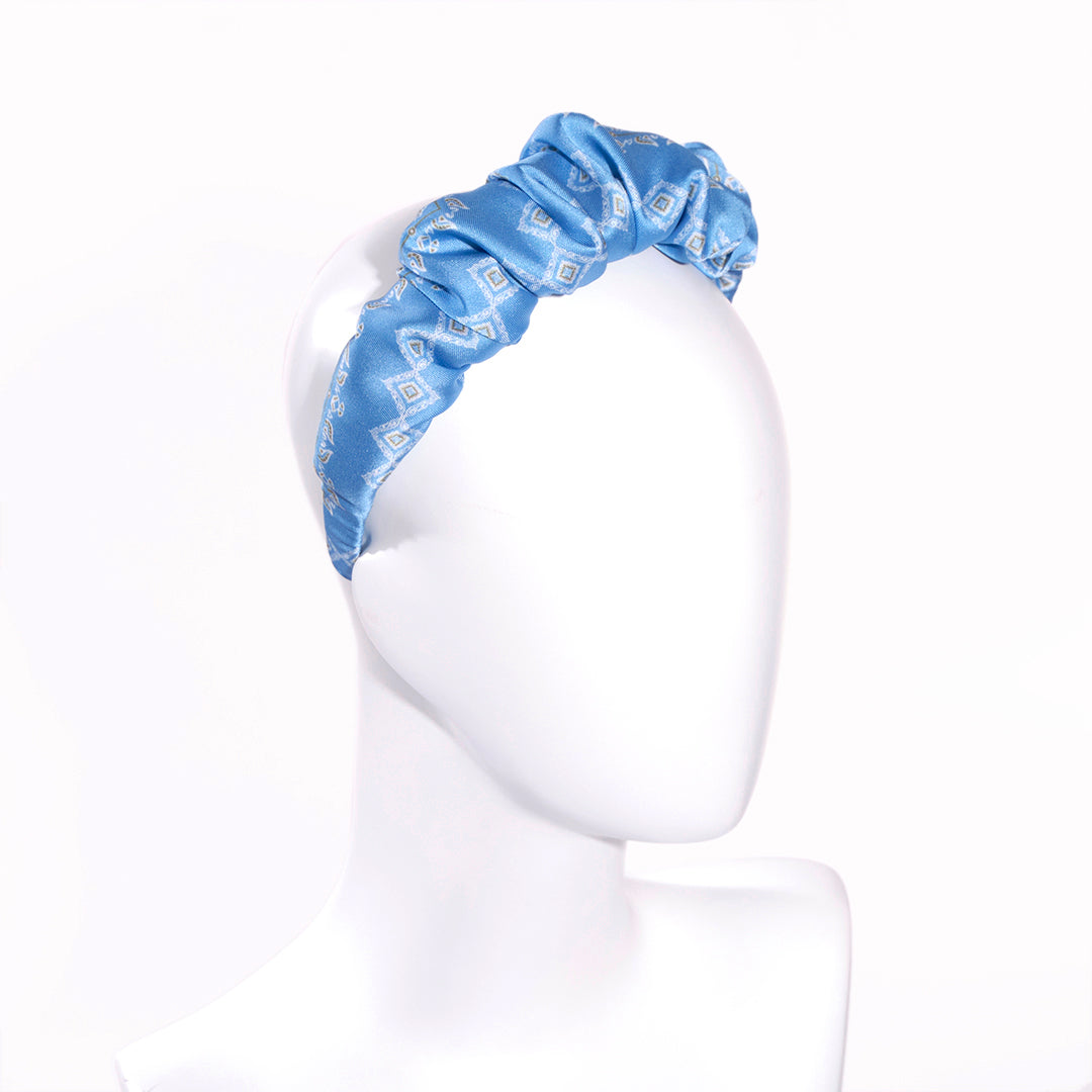 HERMINE SKY BLUE: Χειροποίητη στέκα, σατεν, με arabesque lines pattern