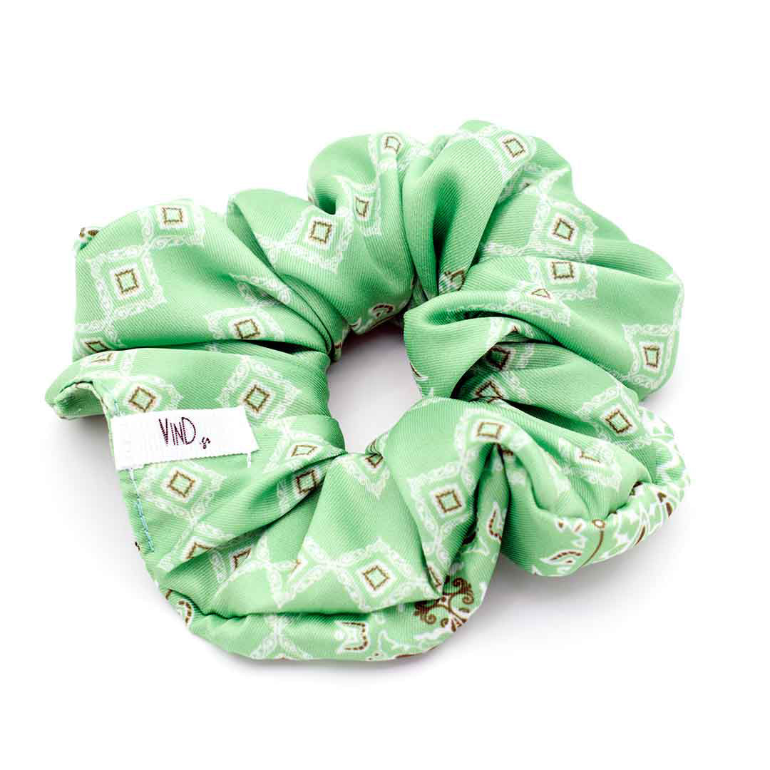 HERMINE PALE GREEN: Εμπριμέ λαστιχάκι μαλλιών scrunchie, σατεν