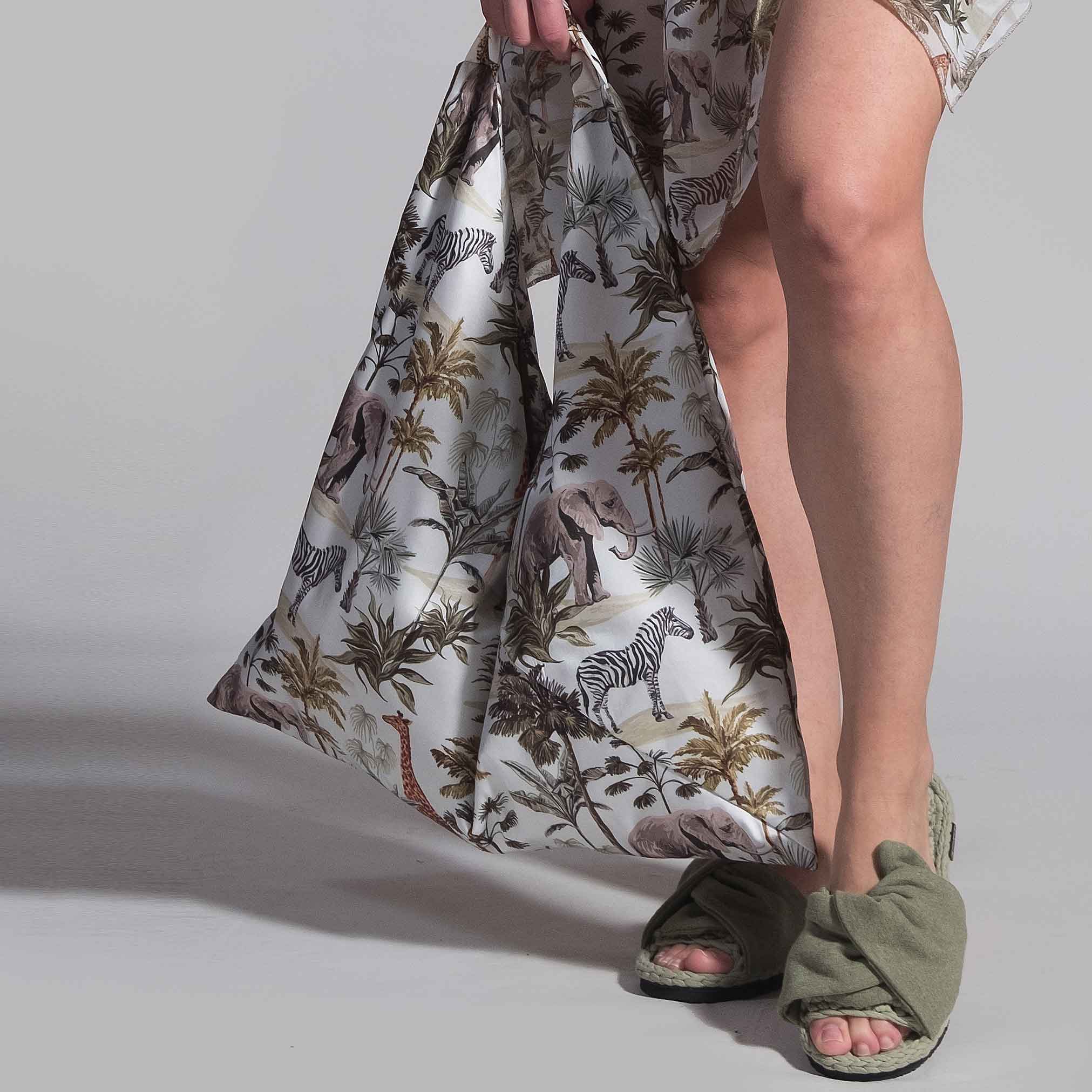 MEEKA: Oversized τσάντα, με σατέν ύφασμα, και αδιάβροχη φόδρα με palm trees, zebra, giraffe και elephant pattern