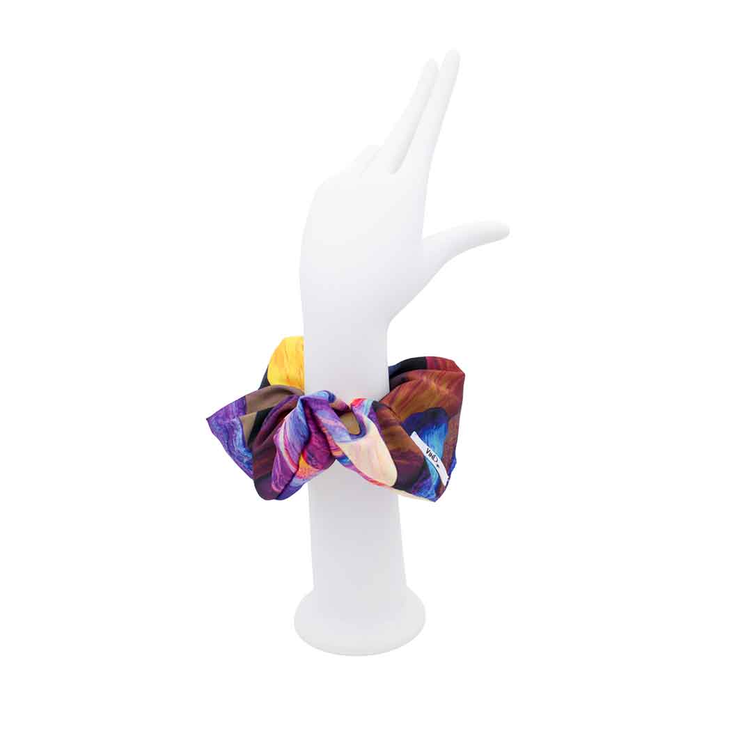 BERYL BLACK: Εμπριμέ λαστιχάκι μαλλιών scrunchie, σατεν