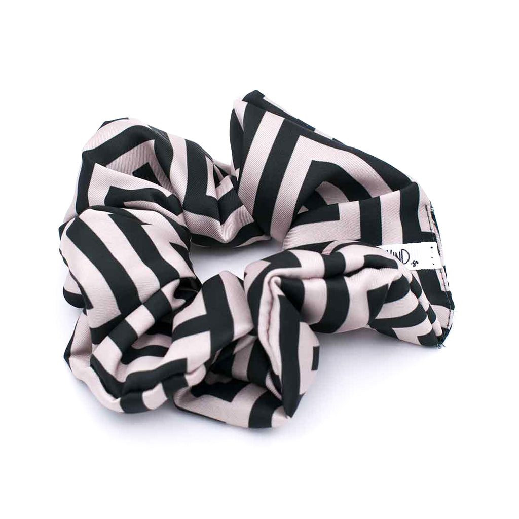 SAFFRON BEIGE: Εμπριμέ λαστιχάκι μαλλιών scrunchie, σατεν