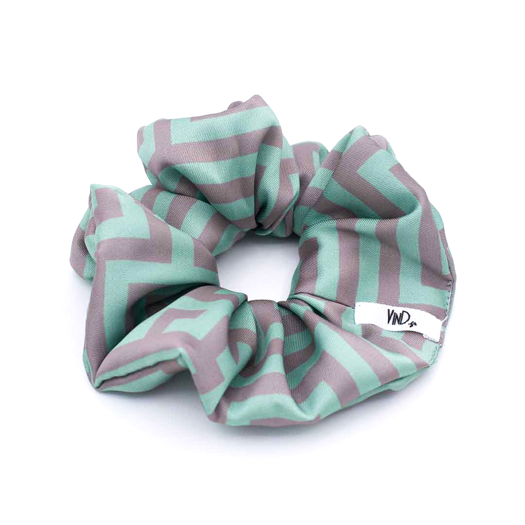 SAFFRON PISTAGIO: Εμπριμέ λαστιχάκι μαλλιών scrunchie, σατεν