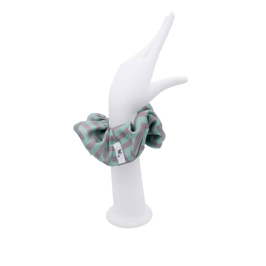 SAFFRON PISTAGIO: Εμπριμέ λαστιχάκι μαλλιών scrunchie, σατεν