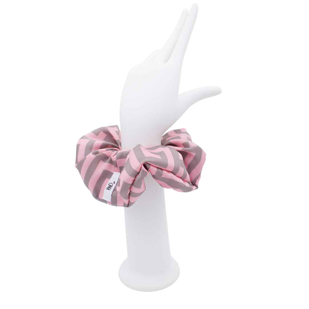 SAFFRON ROSE: Εμπριμέ λαστιχάκι μαλλιών scrunchie, σατεν