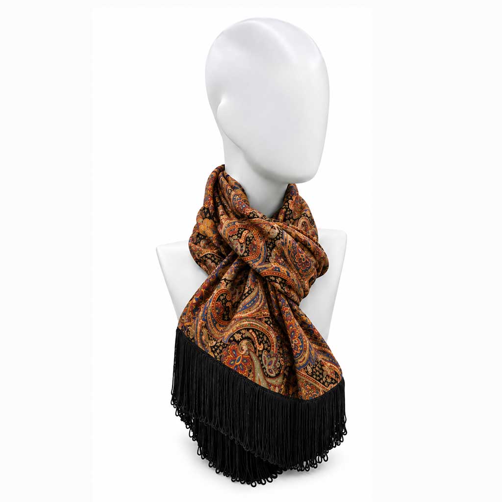 BARBARA εσάρπα 140x30 cm με paisley μοτίβο και μαύρο βελούδο φορεμένη σαν κασκόλ