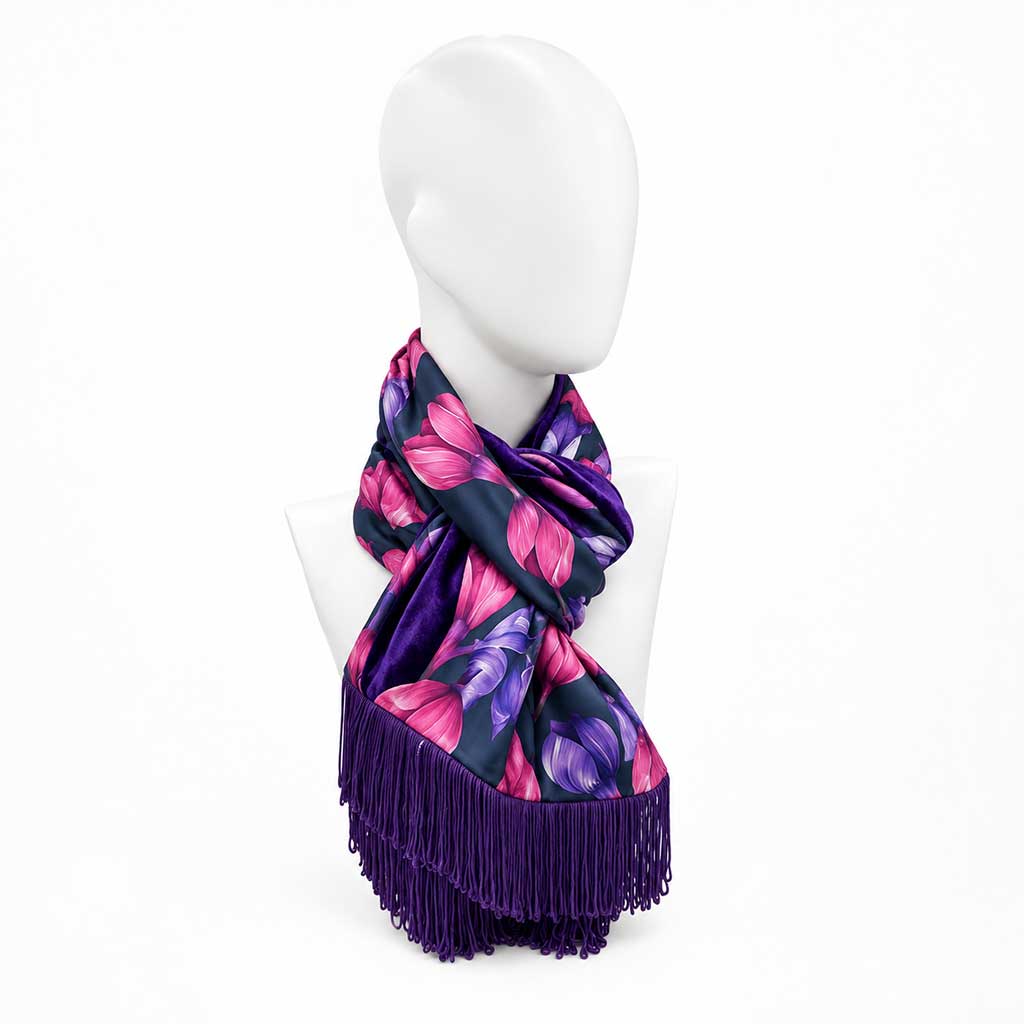 CAROL εσάρπα 140x30 cm με floral μοτίβο σε magenta και purple φορεμένη σαν κασκόλ