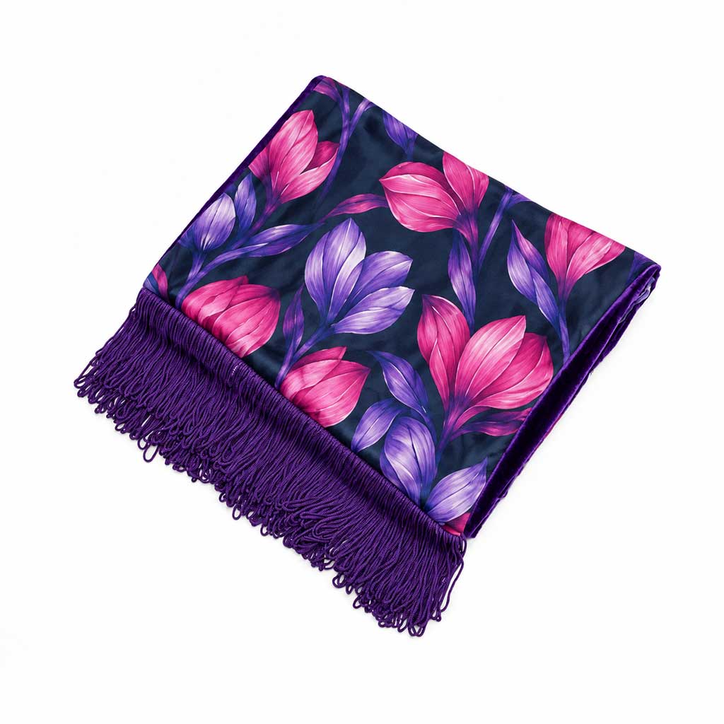 CAROL εσάρπα 140x30 cm με floral μοτίβο σε magenta και purple φορεμένη σαν κασκόλ