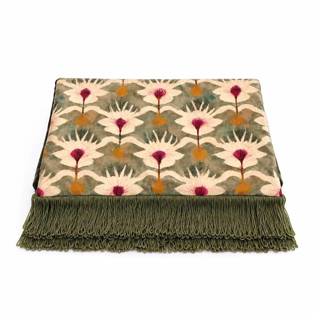 INES εσάρπα 140x30 cm σε green και ivory αποχρώσεις φορεμένη σαν κασκόλ