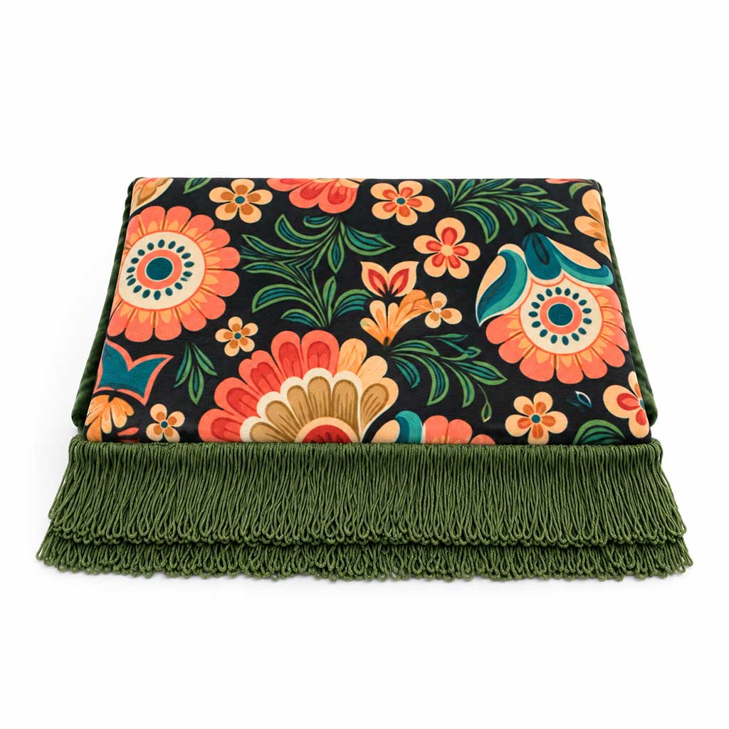 ISABEL εσάρπα 140x30 cm με folk pattern σε camel, green και terracotta φορεμένη σαν κασκόλ