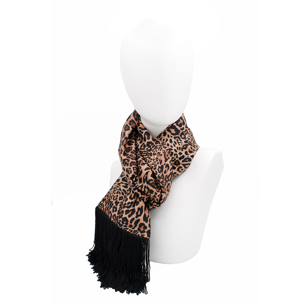STEPHANIE εσάρπα 140x30 cm με leopard print σε camel και black φορεμένη σαν κασκόλ