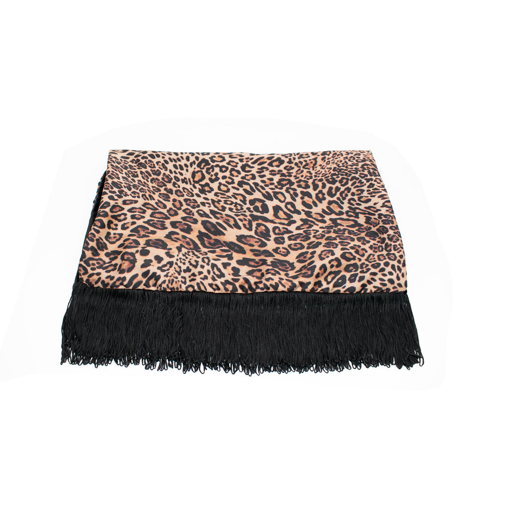 STEPHANIE εσάρπα 140x30 cm με leopard print σε camel και black φορεμένη σαν κασκόλ